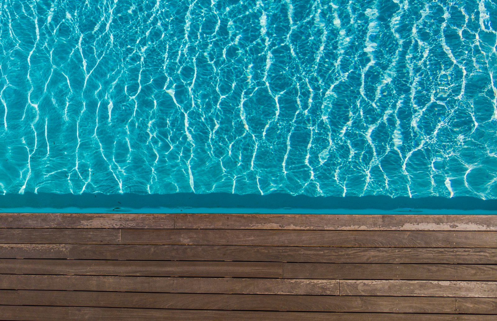 Superfície da água de uma piscina de fibra