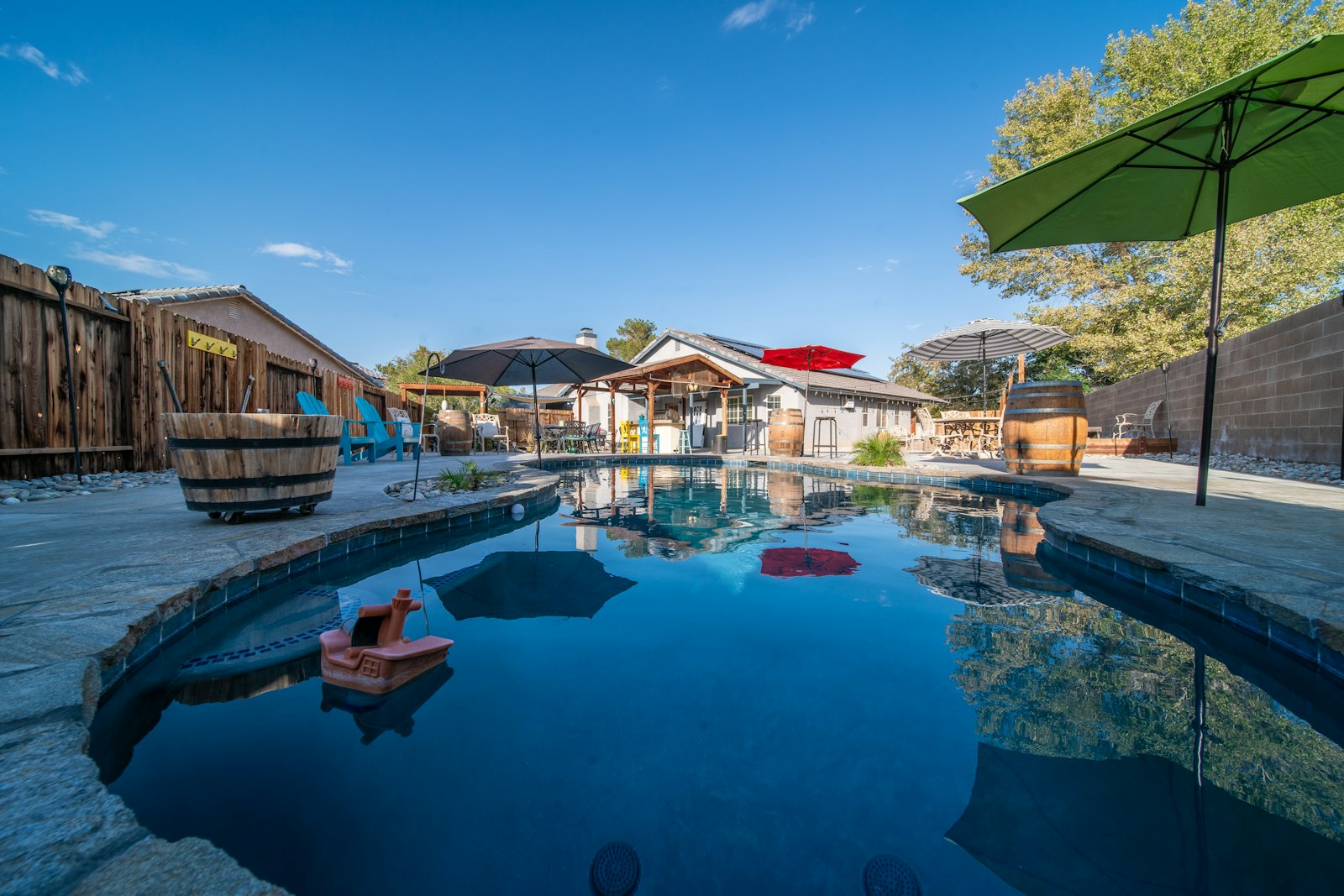Piscina de fibra com borda infinita